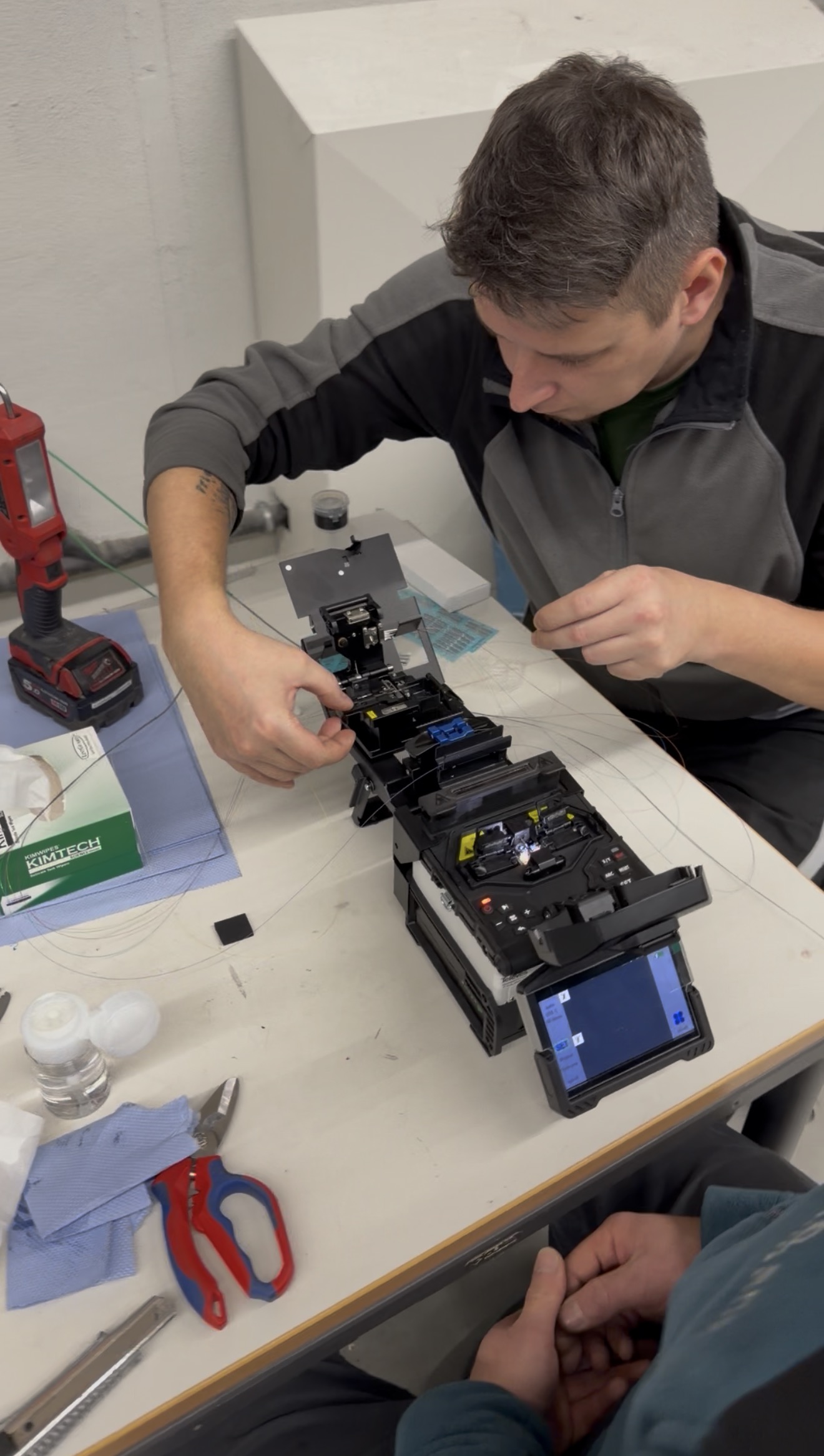 Glasfaserspleißen in der Praxis — e-team Servicetechniker bei der Lichtwellenleiter-Fusion mit OTDR-Validierung